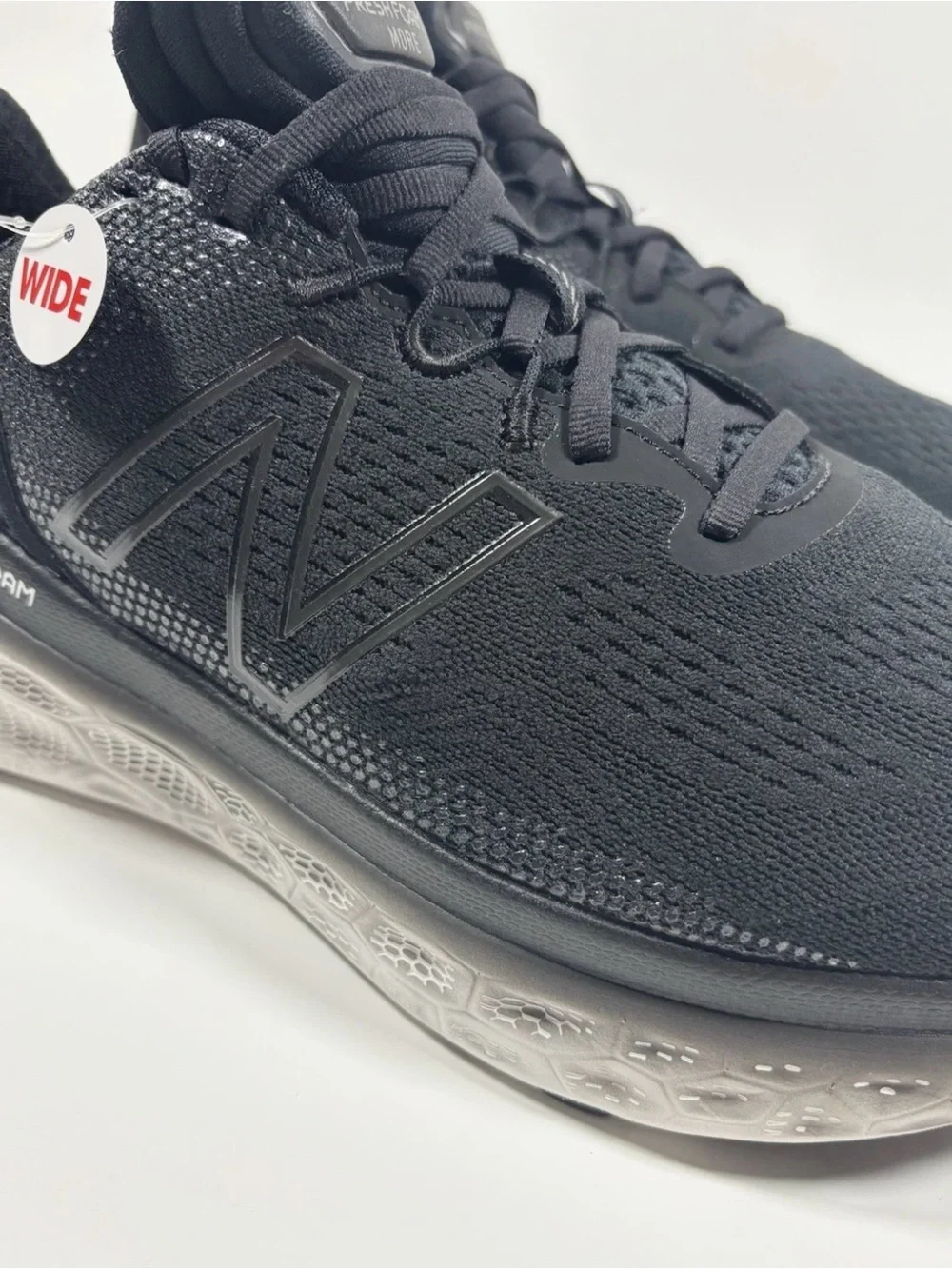 New Balance Fresh Foam More v4 Mens 10.5 4E Extra Wide Black Running Shoes NWT